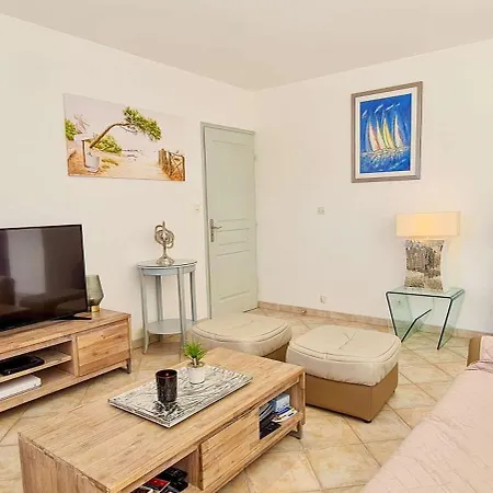 Superbe Avec Piscine Chauffee A Proximite De La