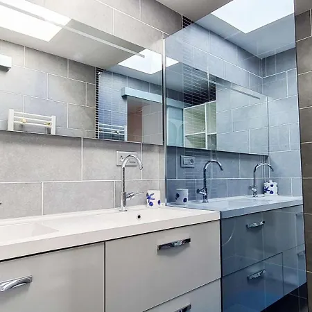 Superbe Avec Piscine Chauffee A Proximite De La