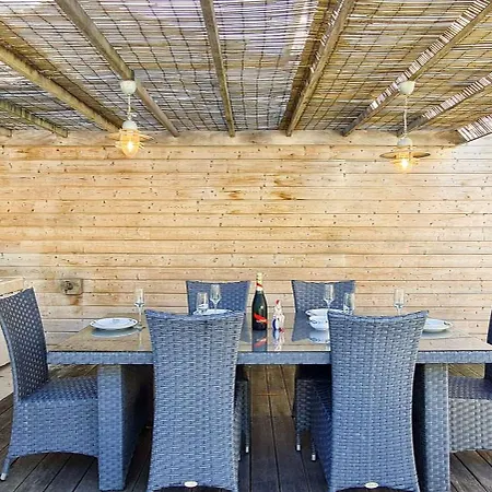 Superbe Avec Piscine Chauffee A Proximite De La *