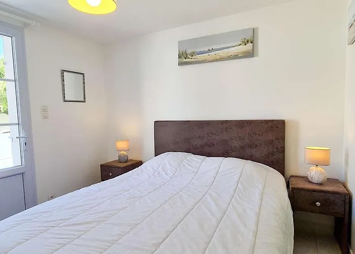 Superbe Avec Piscine Chauffée à Proximité De La *