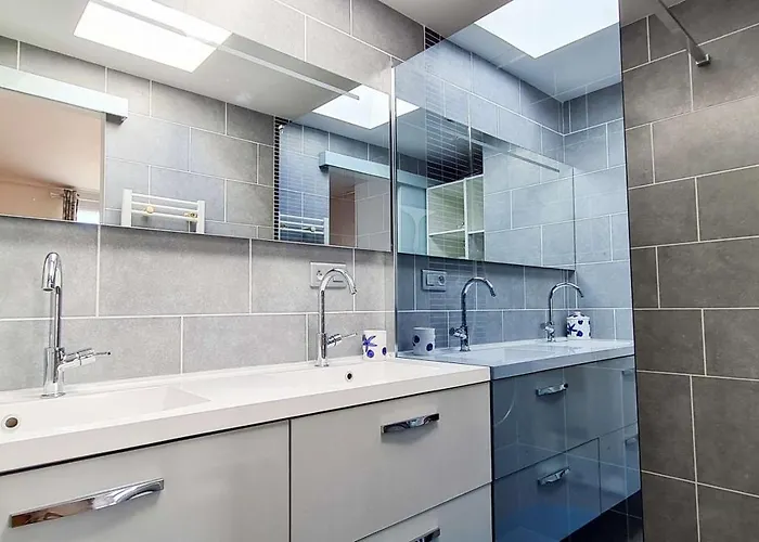 Superbe Avec Piscine Chauffée à Proximité De La