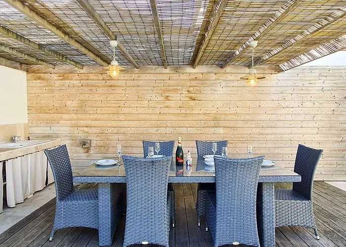 Superbe Avec Piscine Chauffée à Proximité De La *