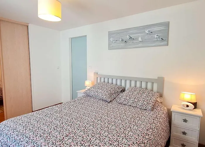 Superbe Avec Piscine Chauffée à Proximité De La *